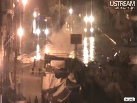 إقتحام ساحة الحرية بتعز من قبل قوات الحرس الجمهوري والأمن المركز