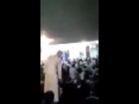 خروج مصلين من أحد مساجد العاصمة صنعاء بعد فرض خطيب حوثي بالقوة ( فيديو)