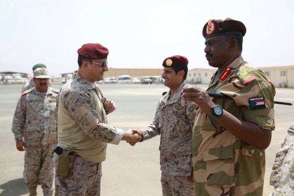 قائد القوات البرية السعودية يسلم على ضباط الوحدات بجيزان ونجران 