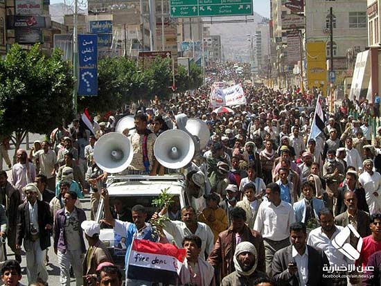 قوات الأمن المركزي ترافق مظاهرة لشباب الثورة يوم أمس بالعاصمة بصنعاء