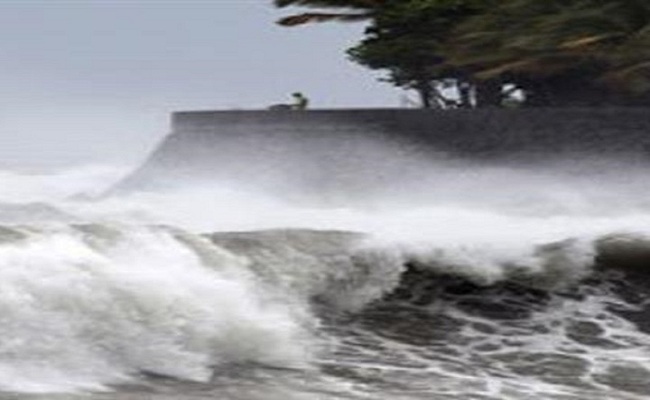 مدير عاصمة سقطرى يروي تفاصيل الساعات المرعبة لإعصار «تشابالا» وكيف داهمت المياه المنازل