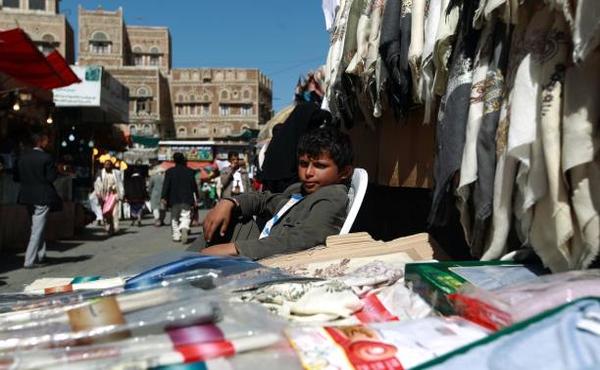 كفاح حكومي للحفاظ على اقتصاد اليمن من مخاطر الانهيار الشامل جراء الانقلاب