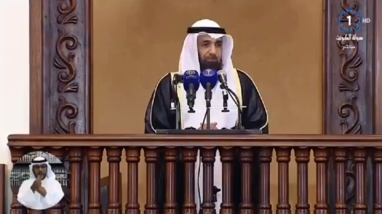 شاهد.. عراك بالأيدي خلال خطبة الجمعة في مسجد بالكويت (فيديو)