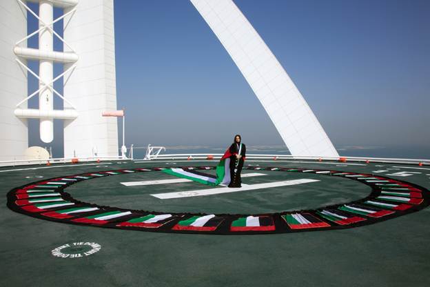إماراتية تصمم أكبر عباءة في العالم، عرضت على سطح فندق برج العرب بدبي (صورة)