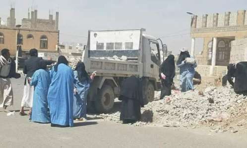 (صورة) الحوثيون يجبرون سجينات على القيام بإعمال شاقة في شوارع العاصمة صنعاء