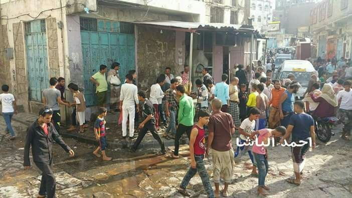 مكان سقوط الصاروخ في سوق الباب الكبير جوار قهوه ابن الحاج - تعز