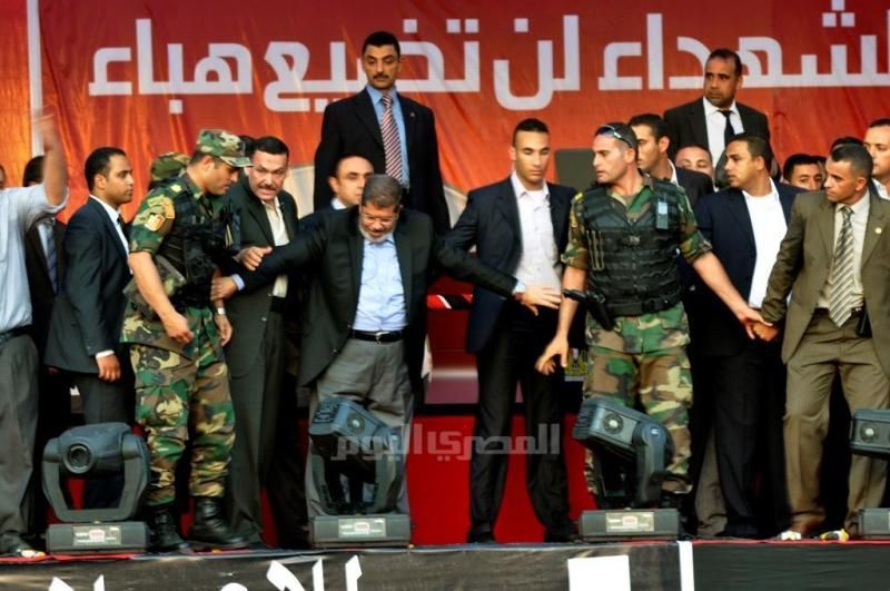 مخاوف من اغتيال الرئيس محمد مرسي لعدم التزامه بـاجراءات الأمن