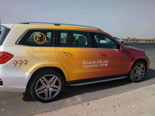 دورية السعادة الإماراتية تكافئ سائقا مصريا (صور)