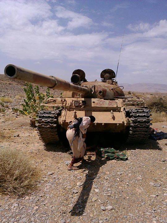 الجيش واللجان الشعبية يفجرون مخزن أسلحة تابع للحوثي في الجوف 
