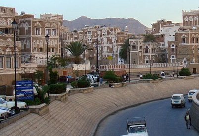 مواطنون في العاصمة صنعاء يقطعون الشوارع للمطالبة بتوفير الخدمات العامة