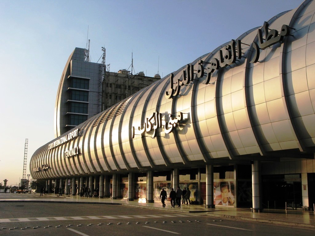 سلطات مطار القاهرة الدولي تصادر ذخيرة بحقيبة نائب وزير يمني