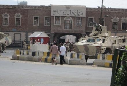 مصدر بوزارة الدفاع ينفي مزاعم محاصرة الحوثيين لمقر الوزارة