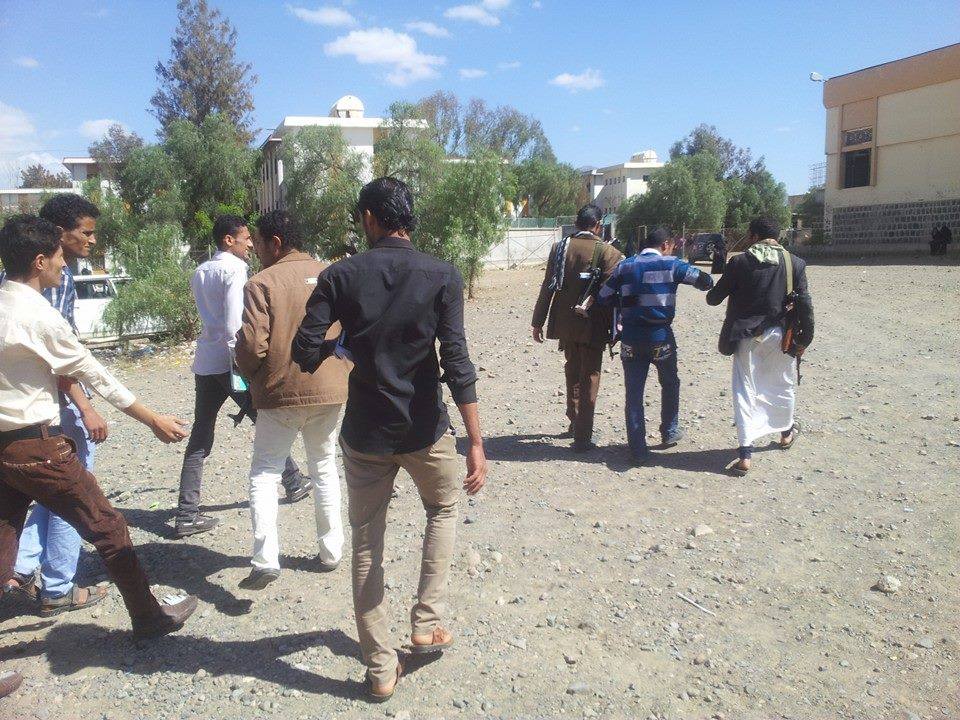 ميليشيات الحوثي أثناء اعتقالها للطالب علي الجرداي داخل الحرم الج