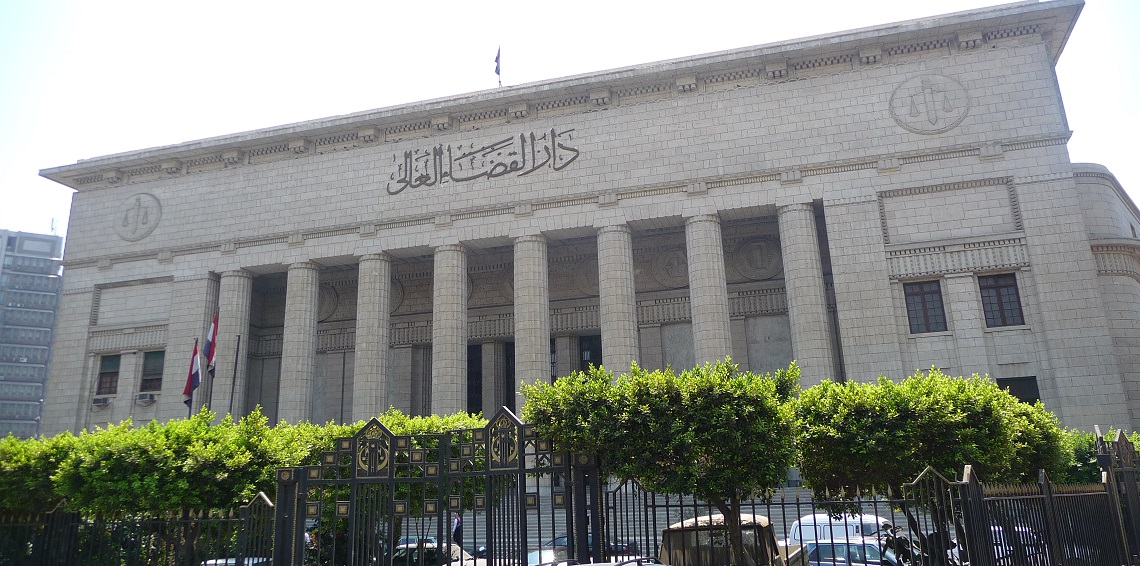 حبس محام مصري شهير 3 سنوات بسبب «البناطيل المقطعة»