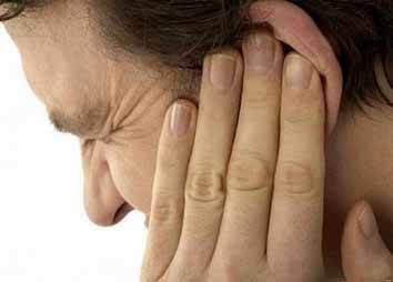 الامتصاص الحاد لطبلة الأذن بسبب التقبيل قد يفقد.. السمع