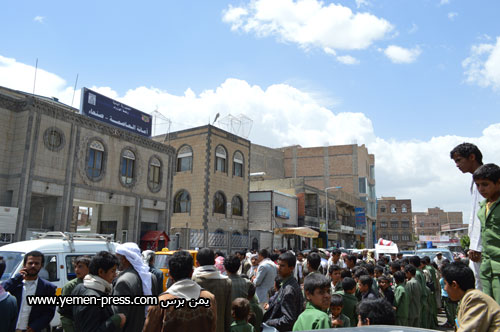 المئات من أهالي حارة العقر ببني الحارث يتظاهرون أمام أمانة العاصمة احتجاجاً على إيقاف بناء مدرستهم الوحيدة