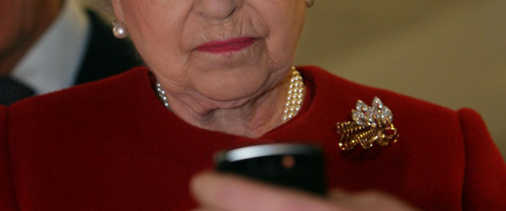 ملكة بريطانيا تمتلك هاتفاً جوالاً وآيباد.. ولديها حساب سري على الشبكات الاجتماعية!