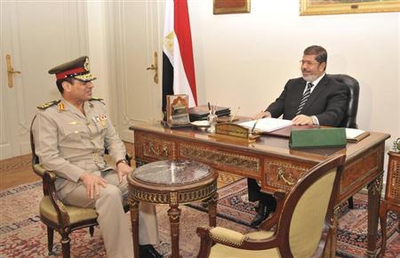 محمد مرسي (يمينا) ووزير الدفاع المصري عبد الفتاح السيسي في صورة 