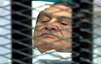 مبارك ظهر شارد الذهن خلال محاكمته