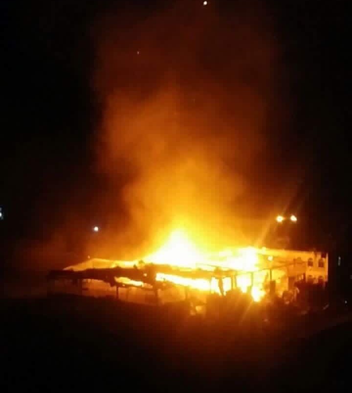 النيران تلتهم مجمع القضاء العسكري في منطقة البليلي صنعاء بعد غار