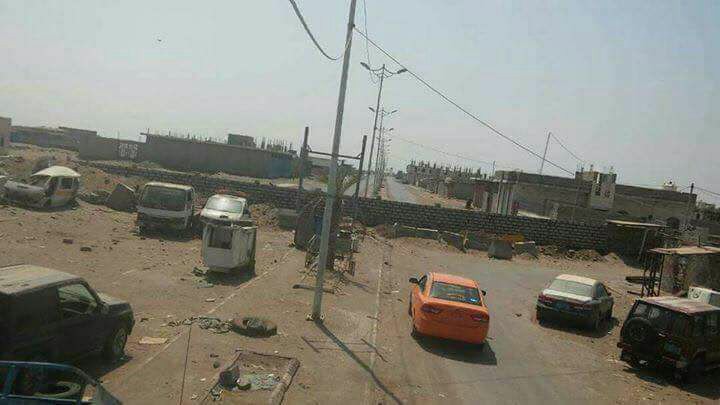 محافظ الحديدة التابع لمليشيا الحوثي يستولي على أرضية وشارع بالكامل ويبدأ بتسويره (صور)