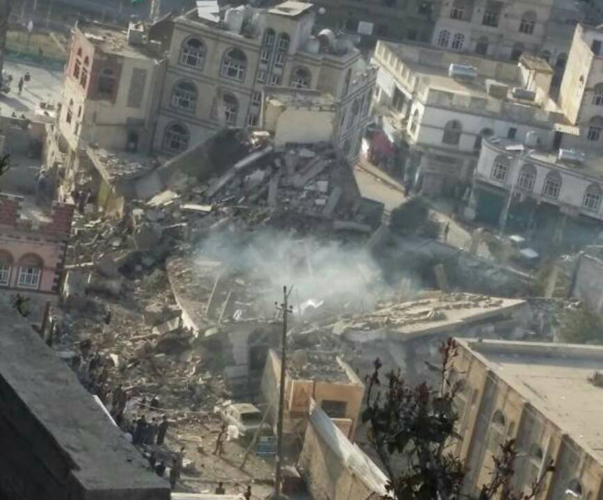 مليشيا الحوثي تقتل شيخ مؤتمري ونجله في مدينة حجة وتمثل بجثته وتفجر منزله (صور وفيديو)