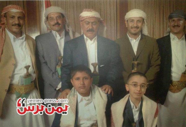 صورة نادرة لعائلة الرئيس علي عبدالله صالح (يحيى محمد، توفيق صالح