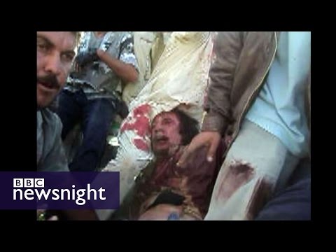 فيديو لم ينشر من قبل للقذافي يتوسَّل لمسلحين ألا يقتلوه قبل أن يتم إعدامه بقليل