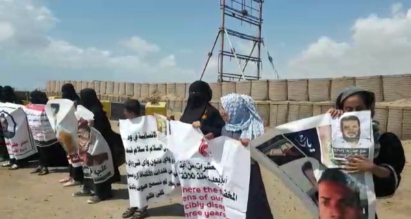 أمهات المختطفين تنفذ وقفة احتجاجية وتطالب التحالف العربي الوفاء بالوعد