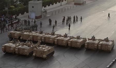 مركبات عسكرية مدرعة على مقربة من ميدان العباسية بوسط القاهرة يوم
