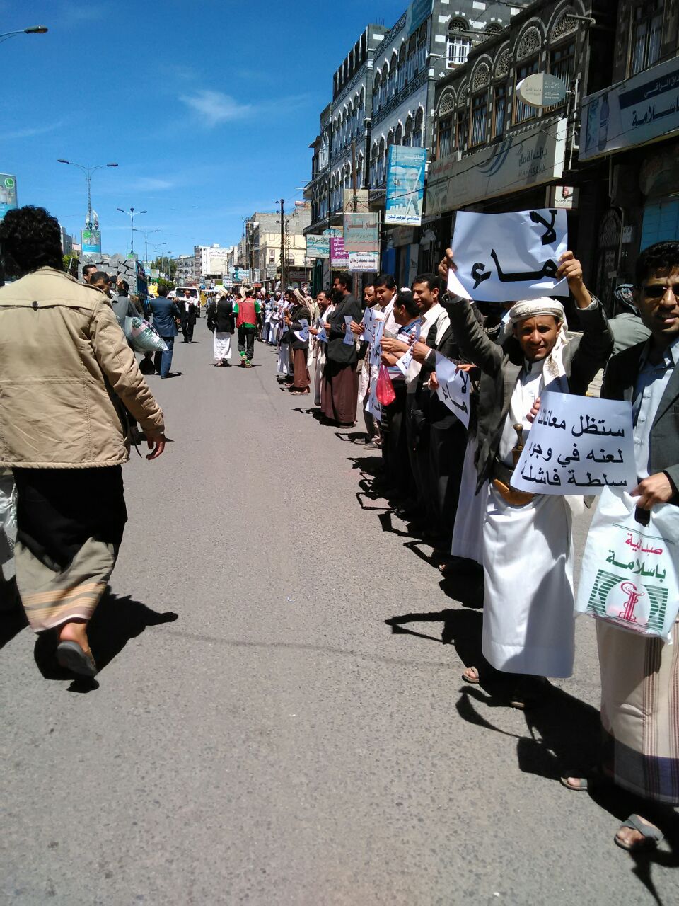 ذمار: مسلحو الحوثي يختطفون إمام جامع المدينة ووقفة إحتجاجية تطالب بالخدمات