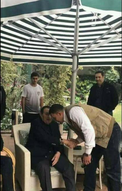 شاهد: أول صورة لـ«مبارك» بعد إخلاء سبيله في حديقة فيلته محتفلا بعيد ميلاده الـ 89