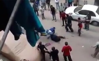  فيديو صادم.. رجل مصري يحاول قطع راس زوجته بالشارع .. شاهد كيف انقذها الناس