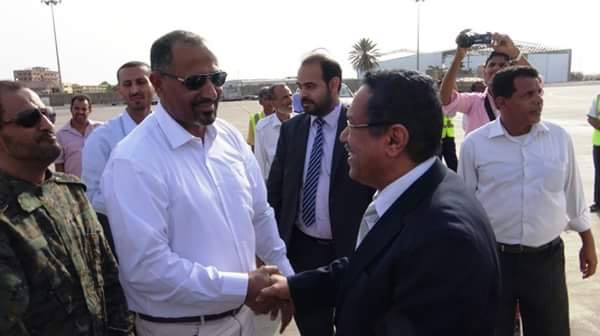 صورة ارشيف لرئيس الوزراء ومحافظ عدن أثناء فعالية استقبال في مطار