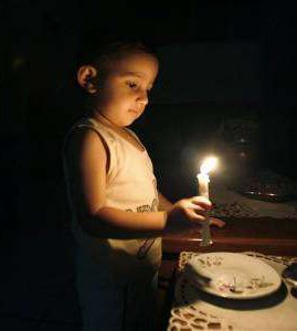 نتيجة انقطاع الكهرباء، شمعه تودي بحياة 4 أطفال في صنعاء