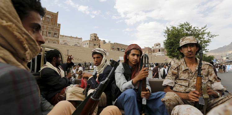 جرحى الحوثيين في تعز يتظاهرون أمام القصر الجمهوري بصنعاء