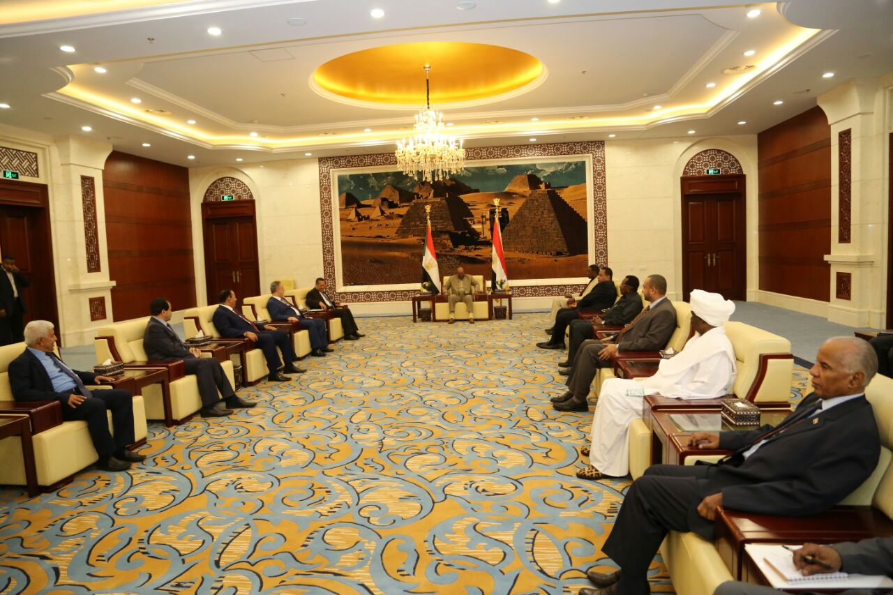 الرئيس السوداني يلتقي رئيس الوزراء اليمني ويؤكد دعم بلاده للحل السياسي المستند للمرجعيات