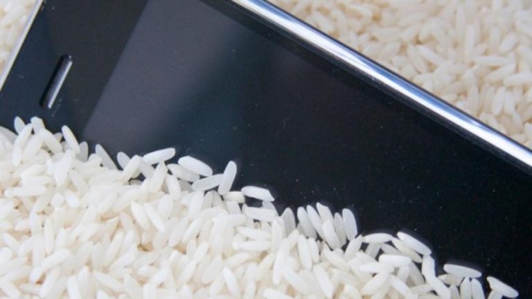 الأرز الجاف..  طريقة جديدة لإصلاح الهواتف المبتلة