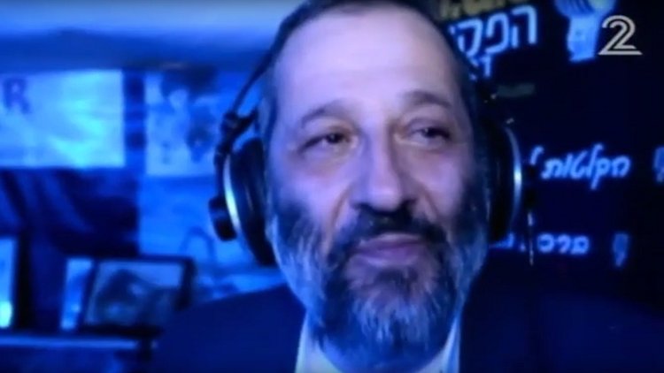 بالفيديو.. وزير إسرائيلي يستعين «بـالبصل»للتظاهر بالبكاء