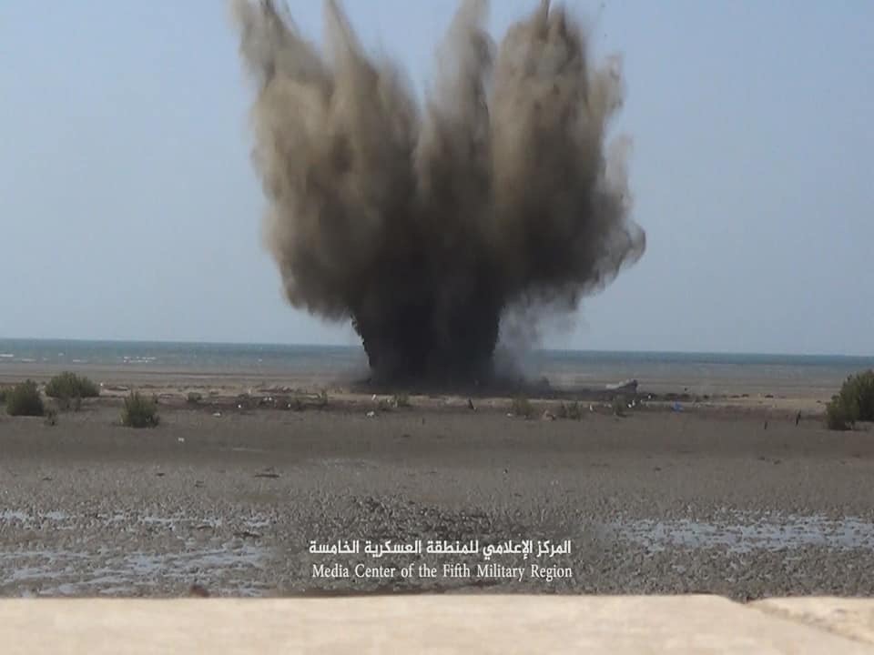 بالصور .. الفرق الهندسية للجيش تفجر كمية جديدة من الالغام البحرية التي زرعها الحوثيين