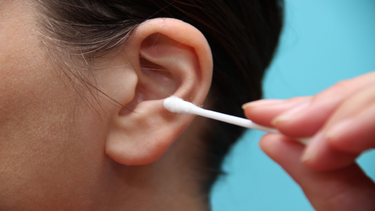 تحذير طبي من مخاطر تنظيف الأذنين باستخدام أعواد القطن!
