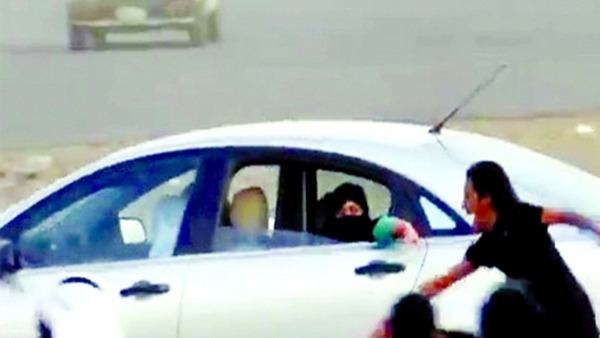 السعودية : ضبط المستعرض بـ «فتاة التفحيط» والبحث جار عن المدمّر