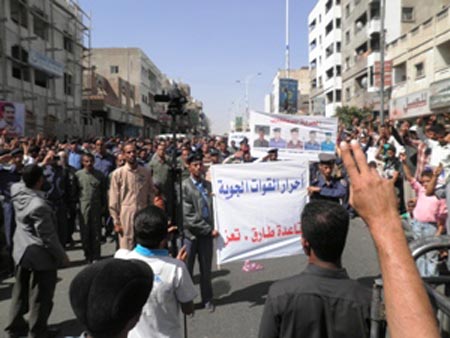 من احتجاج لضباط قاعدة طارق بتعز ( ارشيف )
