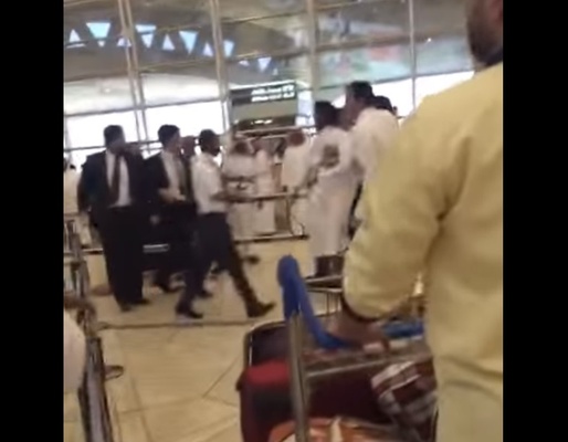 بالفيديو.. اشتباك بالأيادي في «مطار الملك خالد» بالسعودية