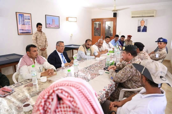 صورة لاجتماع أعضاء اللجنة السعودية مع رئيس الحكومة اليمنية وعدد 