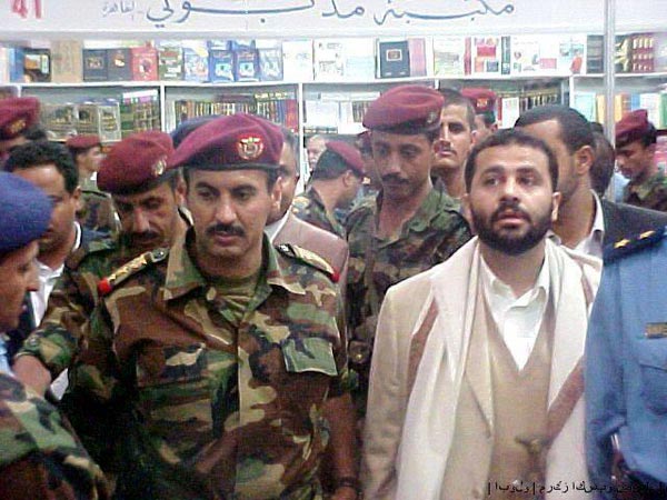 أحمد علي صالح عندما كان يعمل مُرافقاً للشيح حميد الأحمر (صورة)