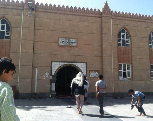 مجهول يلقي قنبلة صوتية داخل جامع بصنعاء أثناء صلاة الجمعة