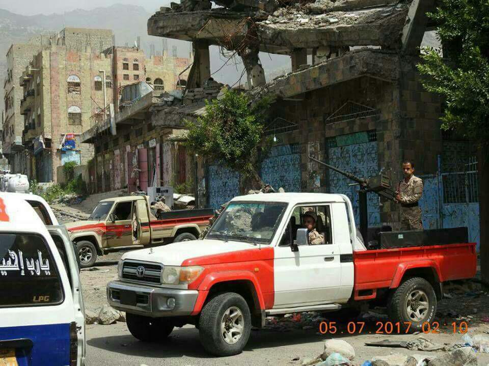 الشرطة العسكرية تنتشر في مدينة تعز وتنفّذ خطة أمنية لحماية المرافق الحكومية