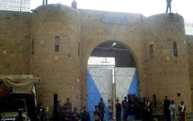 حراسة السجن وقوات الأمن تهاجم سجناء مركزي صنعاء وسقوط جرحى والمئات من حالات الاختناق