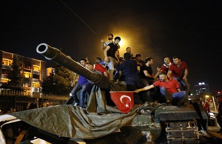 هكذا تلقى ضباط انقلابيون بتركيا اتصالا لبدء تحركهم (فيديو)